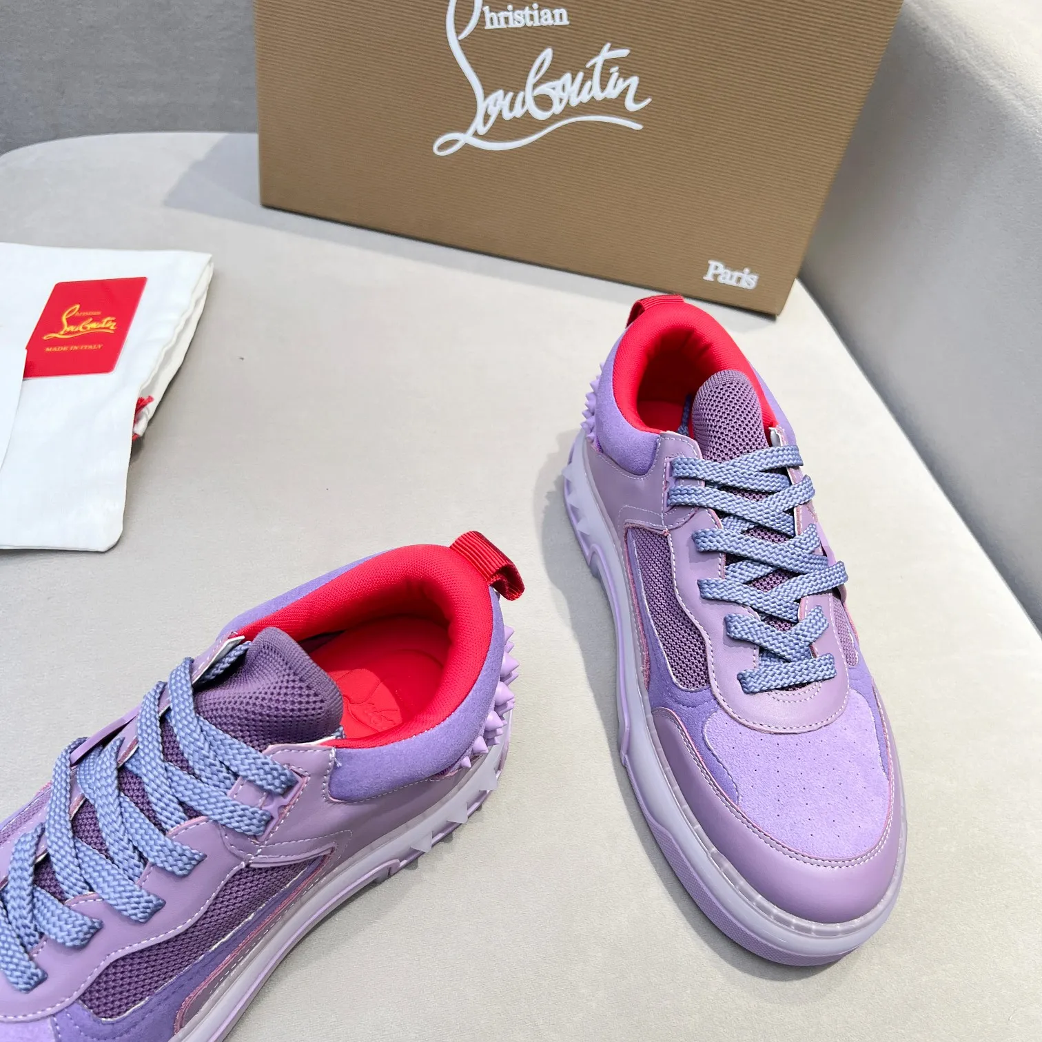 Men's shoes 💰700 🌹🌹🌹̋ Wang Junkai Yang Mi Xu Kai Zhang Jingyi Ding Chengxin Chen Muchi Wang Ziyi Same style Christian Louboutin Lu Boting 2024 [New product] ASTROLOUBI Unisex thick-soled sneakers with red soles are the perfect fusion of fashion and sport. The fabrics are made of luxurious calfskin, soft suede, smooth satin and laminated leather, and are decorated with classic rivets on the back. The interior is blended with a knitted tongue for added durability, breathability and quick-drying comfort. The outsole is made of a combination of EVA foam and imported rubber, and the colorful CL iconic letters on the side of the outsole show the brand's unique style. It is a ceiling-level comfortable skate shoe! ! ! Multiple colors available, currently men’s sizes 39--45